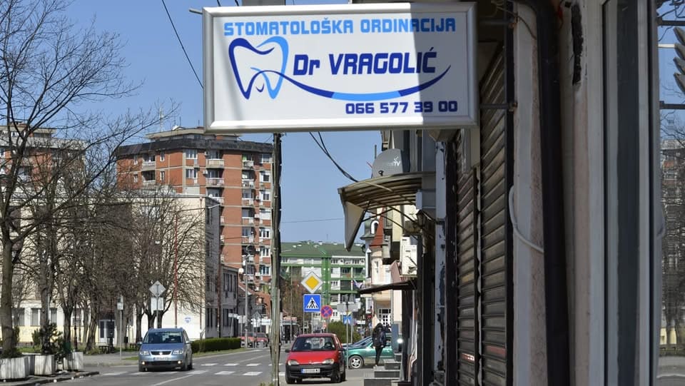 Tabla ordinacije Dr Vragolić na ulazu u zgradu u Loznici