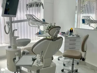 Stomatološka stolica pripremljena za redovan pregled i kontrolu
